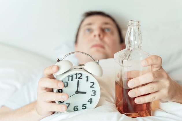 Alcol e sonno Bere alcolici prima di dormire disturba il sonno notturno