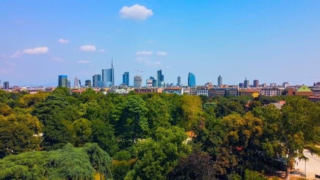 Skyline di Milano con in primo piano il Parco Sempione Skyline di Milano