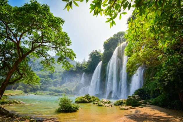 Cascate e rocce Microfulmini generati da goccioline d'acqua: la nuova ipotesi sull'origine della vita