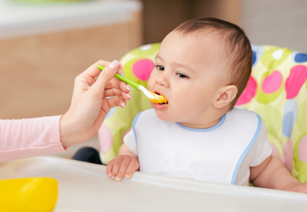 bambino imboccato bambino imboccato