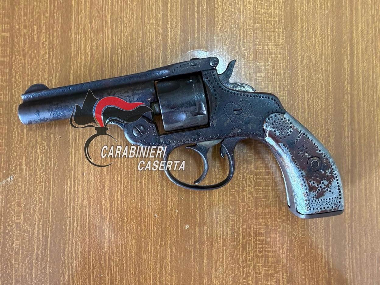 Santa Maria Capua Vetere, un revolver dell'Ottocento sul mobile della camera: denunciata 50enne image003