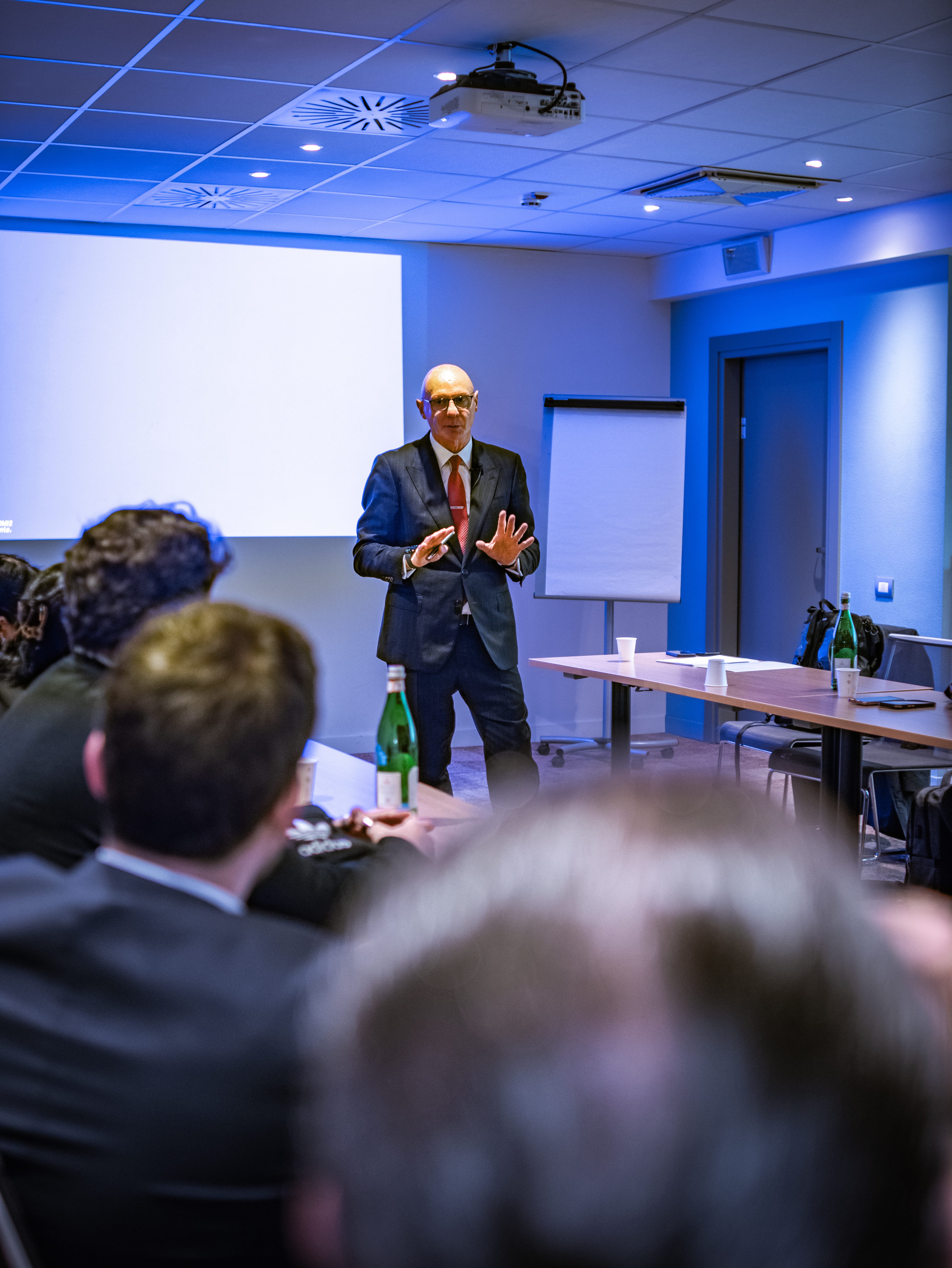 Luca Pacini in aula durante un corso sul rating bancario