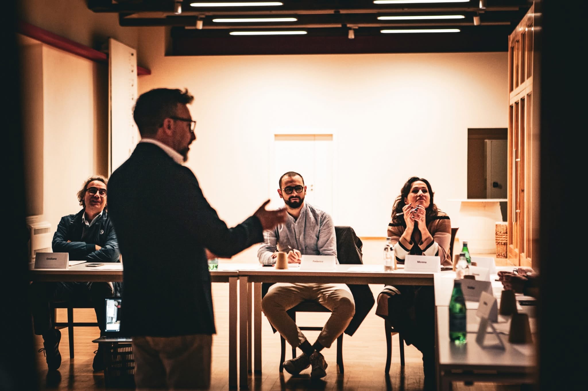 Formatore con tablet in un ambiente di lavoro luminoso