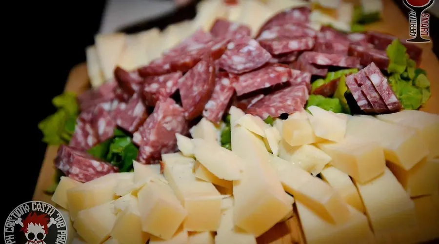 Tagliere di salumi e formaggi a cubetti da Al Cortile Alessi, Catania