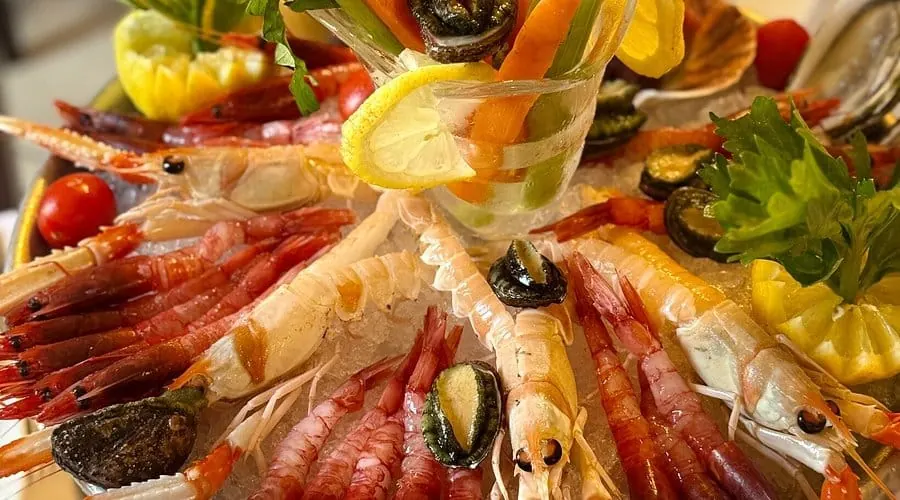 Alzata di crudi di mare con gamberi rossi, scampi e cozze del ristorante Sicilia in Bocca, Catania