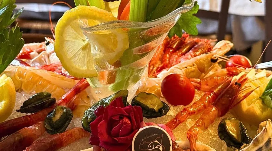 Alzata di pesce crudo con gamberi, ostriche e limone del ristorante Sicilia in Bocca, Catania
