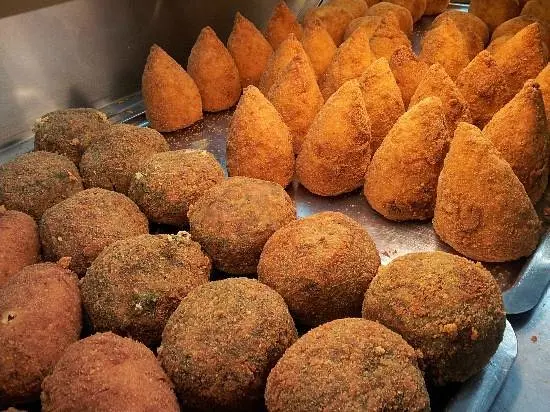 Vassoio di arancini freschi della Pasticceria Savia a Catania
