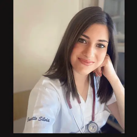 Foto della Dott.ssa Silvia Brunetto, professionista nel campo medico, sorridente e con un look professionale.