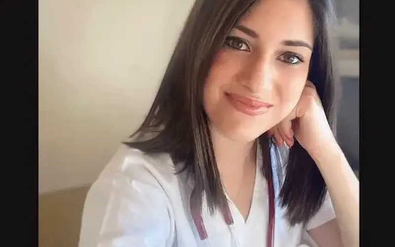 Foto della Dott.ssa Silvia Brunetto, professionista nel campo medico, sorridente e con un look professionale.
