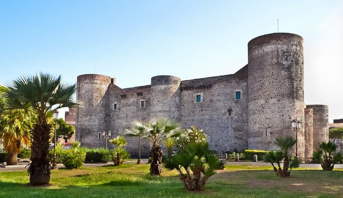 Facciata del Castello Ursino: monumento storico di Catania