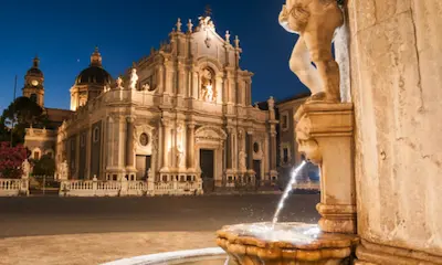 Cattedrale di Catania  con vista dalla Fontana