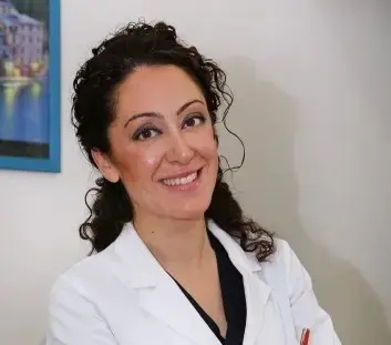 Foto della Dott.ssa Consuelo Rapisarda, dentista professionista a Catania, esegue trattamenti odontoiatrici avanzati come implantologia, ortodonzia Invisalign, sbiancamento dentale LED e protesi in uno studio moderno e accogliente.