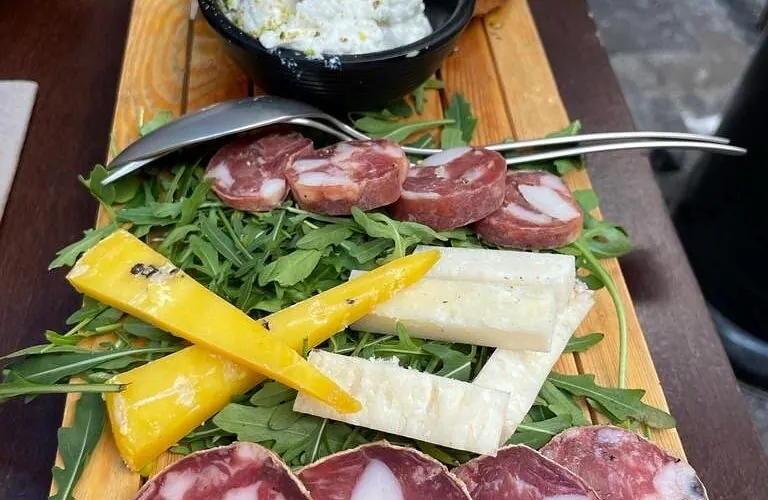 Tagliere di salumi siciliani con rucola, formaggi e peperone giallo da Al Cortile Alessi, Catania