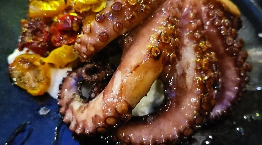Polpo alla brace con pomodorini da Al Cortile Alessi, Catania