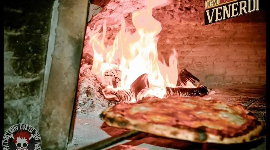 Pizza cotta nel forno a legna di Al Cortile Alessi, Catania
