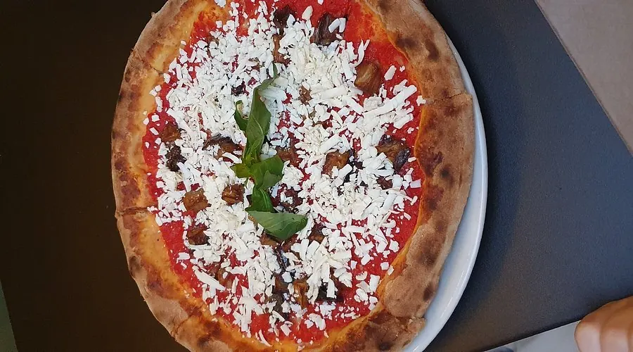 Pizza con pomodoro, basilico e formaggio grattugiato da Al Cortile Alessi, Catania