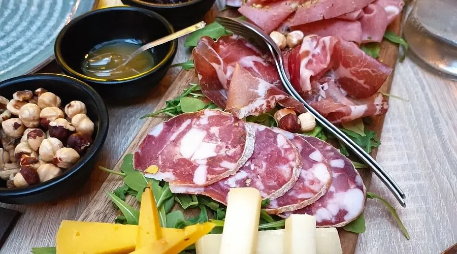 Tagliere di salumi e formaggi con nocciole e miele da Al Cortile Alessi, Catania