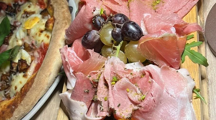 Pizza con prosciutto crudo e uva da Al Cortile Alessi, Catania