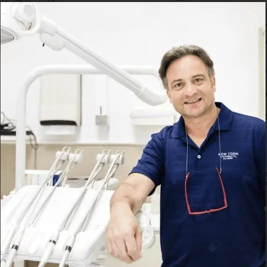 Il Dott.Petralia nel suo studio