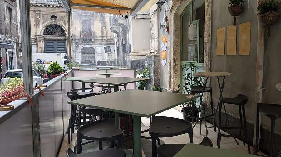 esterni accoglienti del ristorante vegano plante lab a catania.webp