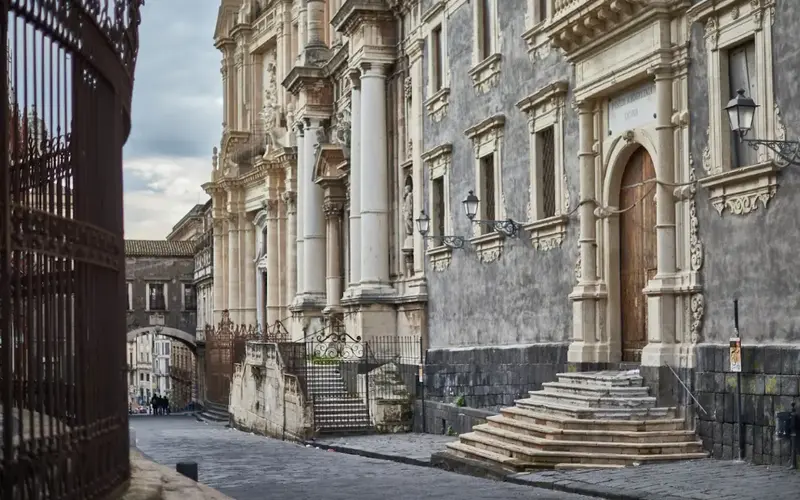 Esterno visto da via Crociferi monastero delle Benedettine visto da via Crociferi