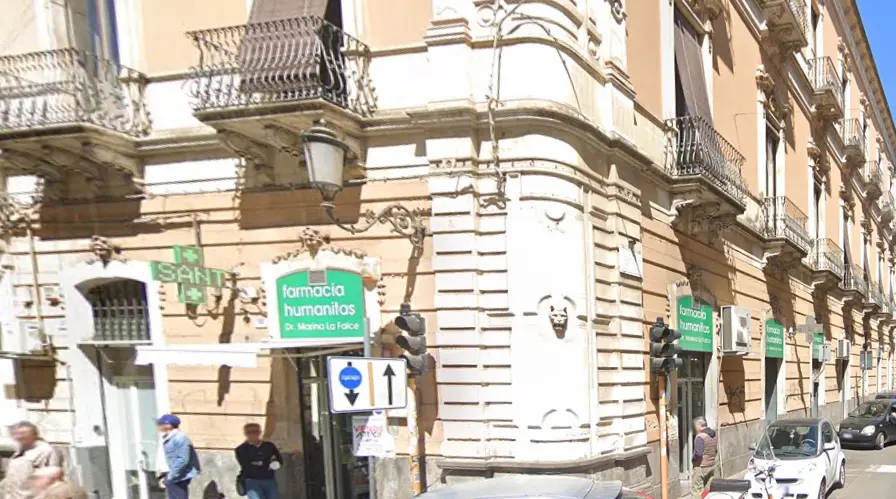 Esterno della Farmacia La Falce Marina, facilmente riconoscibile grazie alla sua insegna verde.