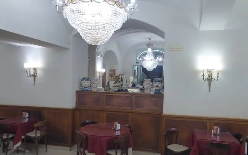 Interno con cantelabro Pasticceria Prestipino