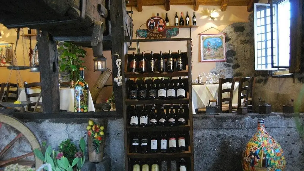 l osteria del siciliano 4 angolo con oggetti tipici siciliani e vini
