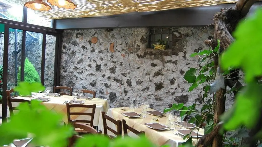l osteria del siciliano Esterno locale giardino con tavoli apparecchiati