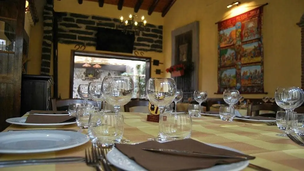 l osteria del siciliano, tavolo apparecchiato con lo sfondo del locale