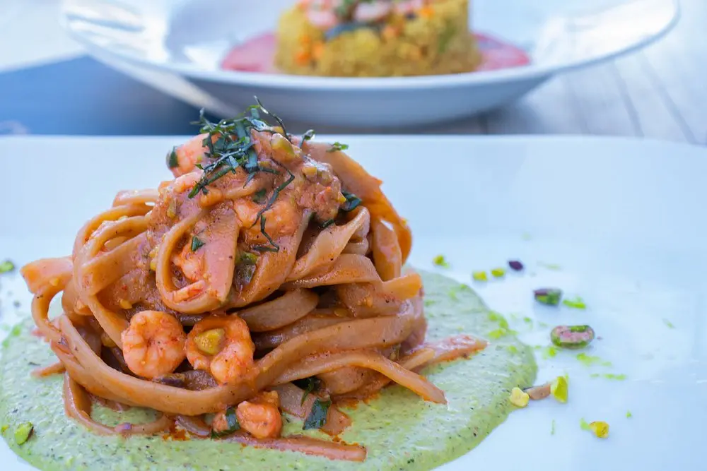 linguine-semi-integrali-pietanza-prelibata-del-menu-di-cutulisci-.webp