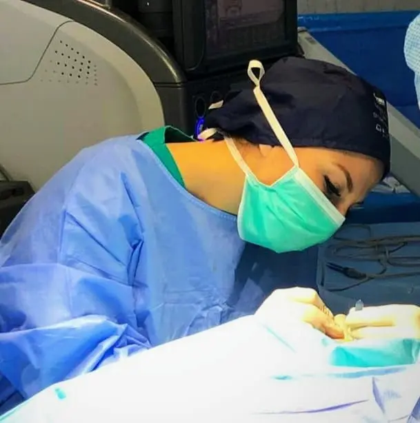 Foto della Dottoressa manuela D'aquino durante un intervento chirurgico