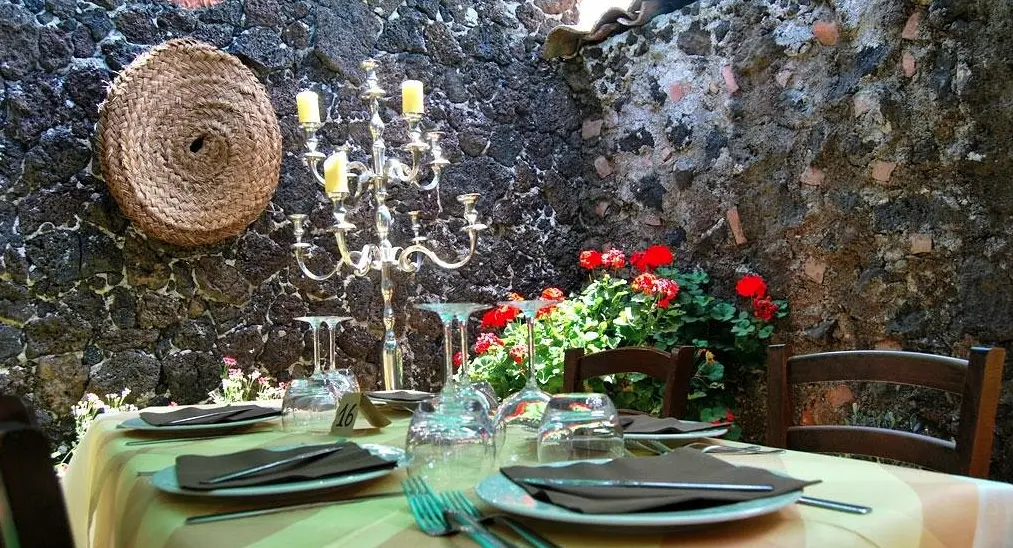 Angolo caratteristico dell'interno osteria del siciliano con parete in pietra lavica