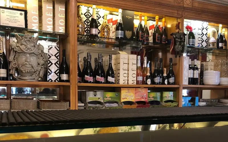 Interno con vista liquori  pregiati Pasticceria Prestipino
