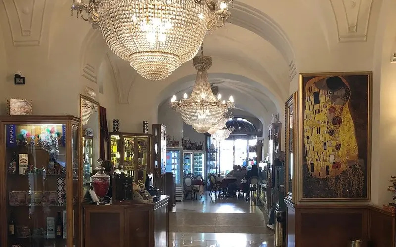 Interno con vista Lampadari in stile Pasticceria Prestipino