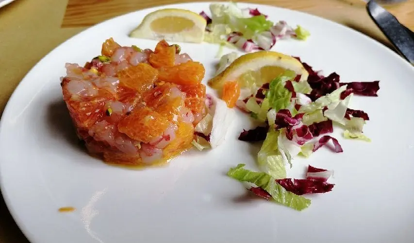 piatto-di-crudo-anti-pasti-ristorante-osteria-antica-marina-catania.webp