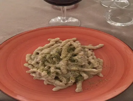 Lo chef della Protosteria prepara pasta fresca con pistacchio di Bronte