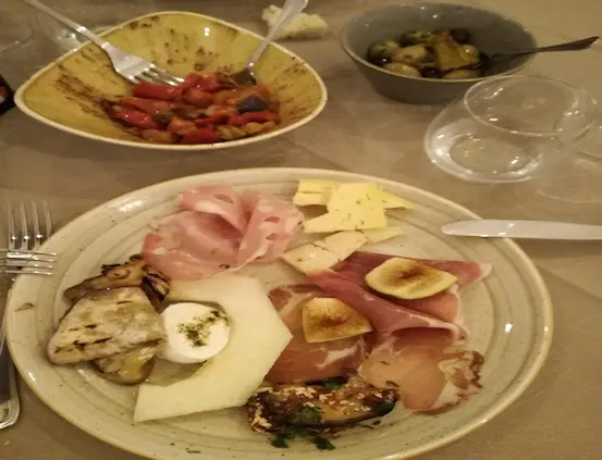 Vista dall'alto del piatto di antipasti - Cucina tradizionale siciliana