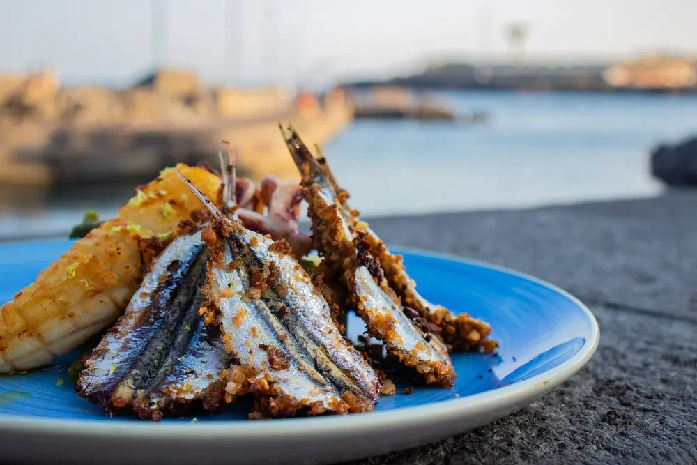 ricciolo-di-calamaro-di-pesce-fresco-piatto-tipico-del-ristorante-cutulisci-catania.webp