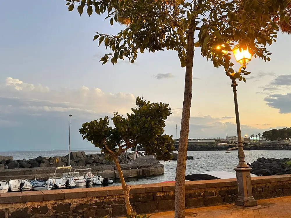 ristorante-cutulisci-catania-vista-esterna-sul-lungomare.webp
