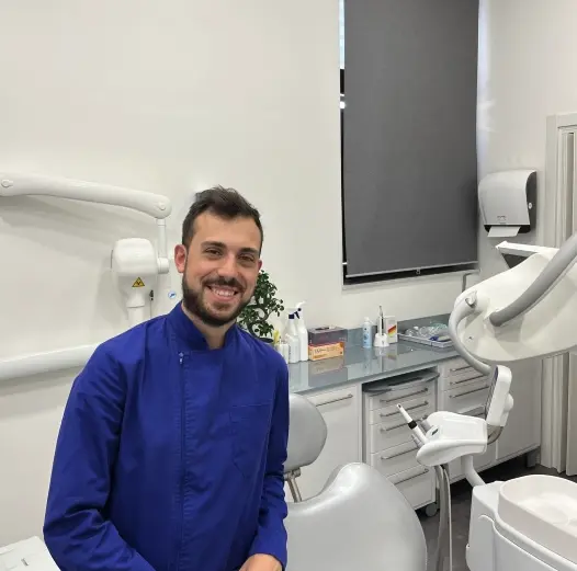 Foto del Dott. Vincenzo Russo all'interno dello  Studio Odontoiatrico