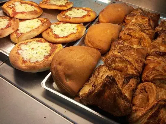 Vassoio con arancini, pizzette e cartocciate della Pasticceria Savia a Catania