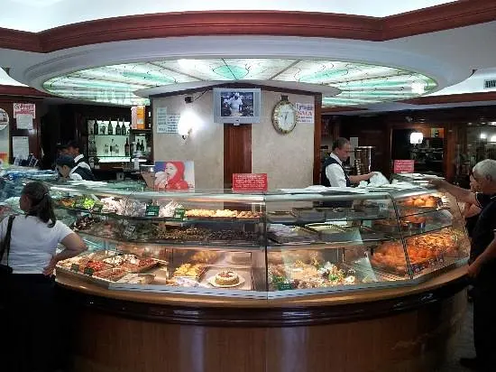 Interno Pasticceria Savia a Catania, bancone con arancini e cartocciate siciliane
