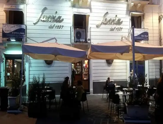 Esterno con tavoli  e ombrelloni su via Etnea della Pasticceria Savia a Catania