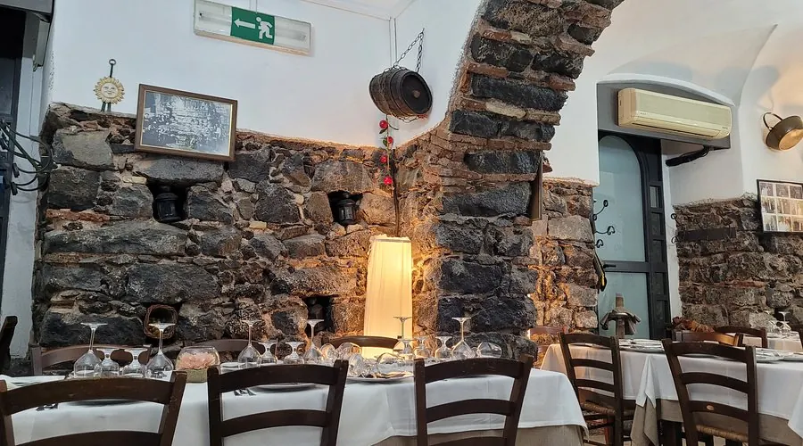 Sala interna con muri in pietra lavica del ristorante Sicilia in Bocca, Catania
