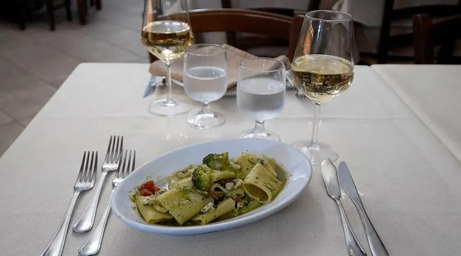 Paccheri con broccoletti e calici di vino bianco del ristorante Sicilia in Bocca, Catania