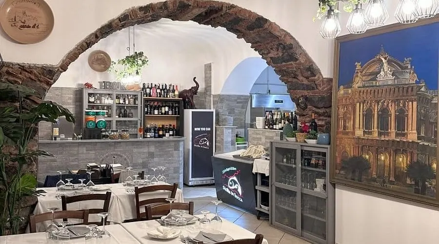 La prima sala del ristorante Sicilia in Bocca con arco in pietra lavica, Catania