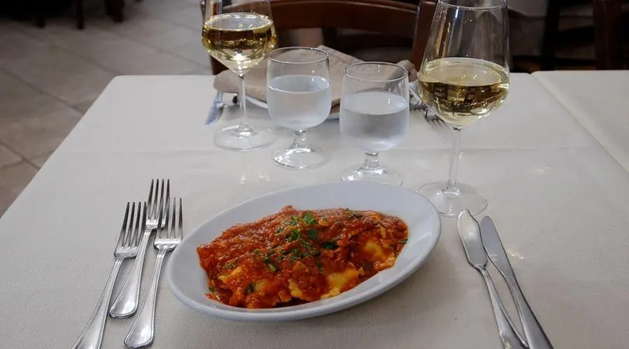 Ravioli ripieni di cernia al pomodoro del ristorante Sicilia in Bocca, Catania
