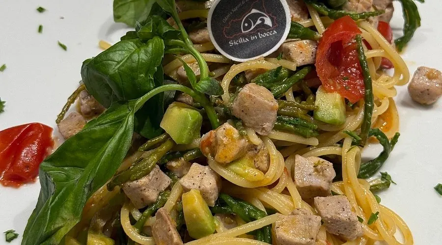 Spaghetti con tonno, capperi e pomodorini del ristorante Sicilia in Bocca, Catania
