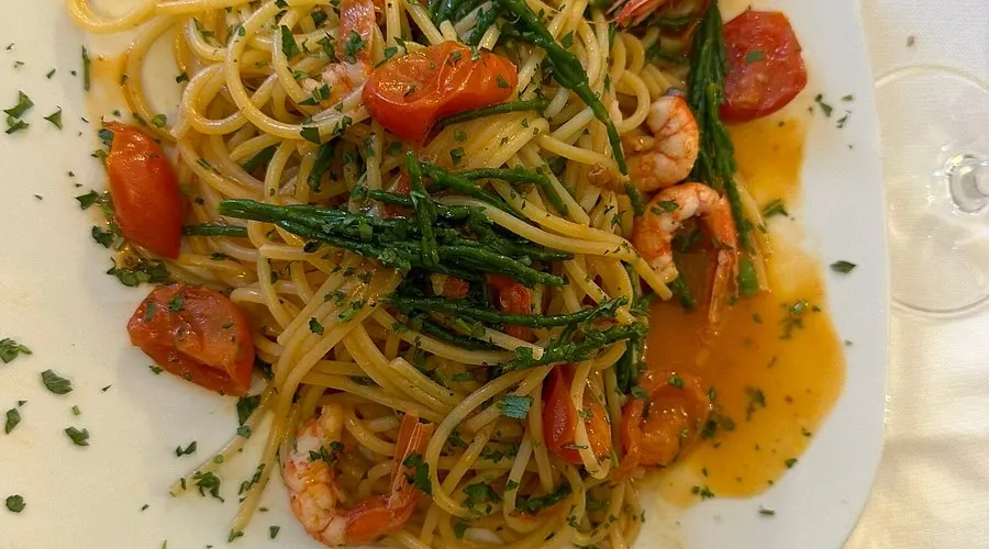 Spaghetti con gamberi, pomodorini e salicornia del ristorante Sicilia in Bocca, Catania